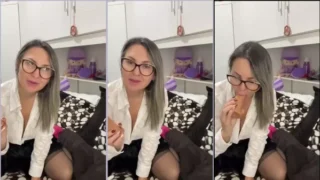 Professora Carla mamando um pau de borracha com uma expressão sedutora