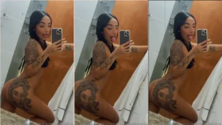 Tainá Ludovica exibindo a tatuagem na bunda enquanto está no banheiro