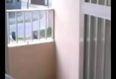 Homen musculoso pelado se masturbando na rua