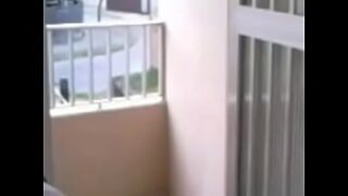 Homen musculoso pelado se masturbando na rua