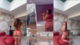 Jana Jenner chamando atenção no motel com traje de diabinha