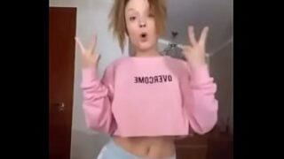 Lara Silva dancando