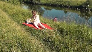 Lindas mulheres nuas na praia de nudismo